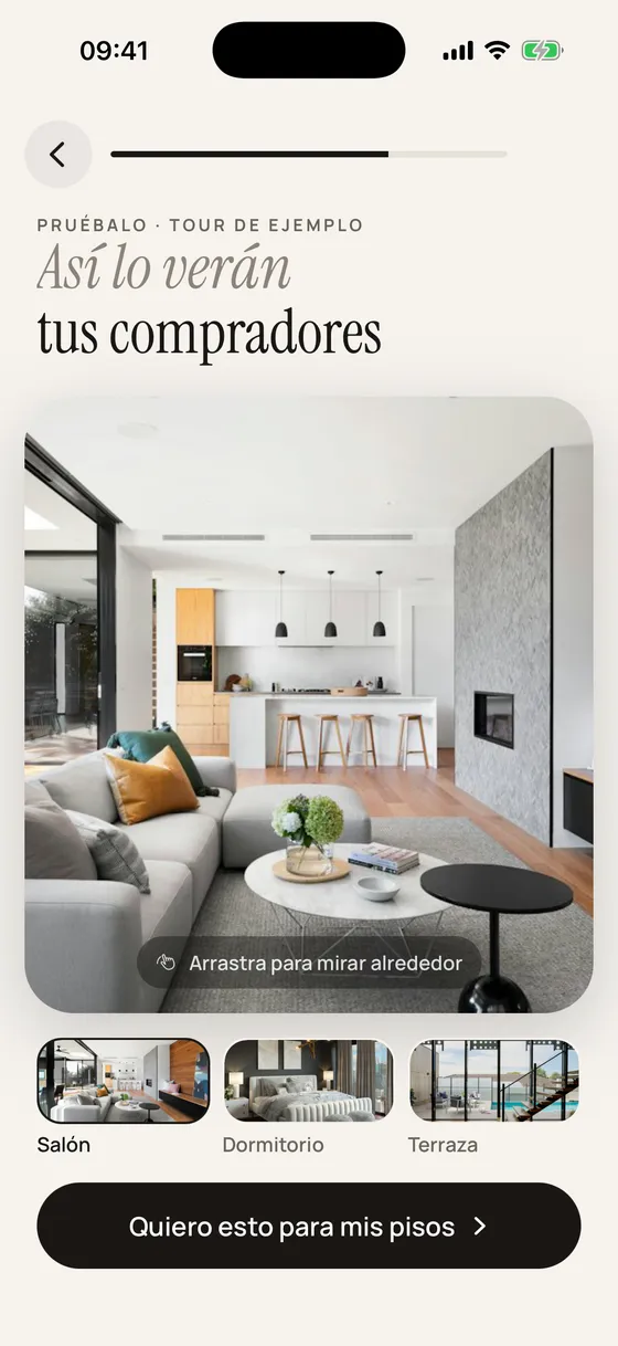 Pantalla de la app con el tour 360° de un salón y las demás estancias debajo